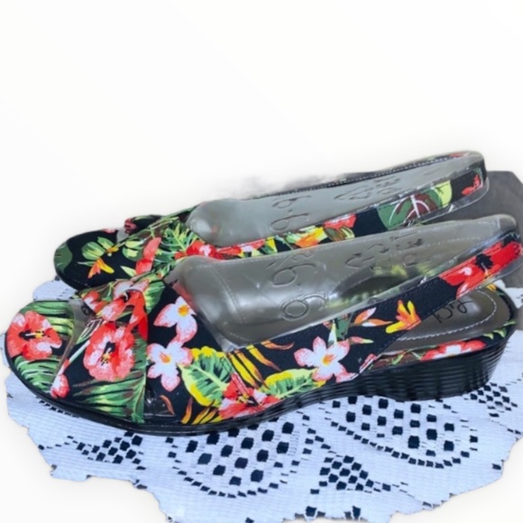 NWOT Life Stride Soft System Tropical Flor… - Picture 1 of 8